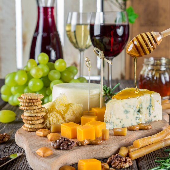 SCHÜWO Weinschule: Käse & Wein mit Nathalie Saxer, Mittwoch, 12. November 2025 - wenige letzte Plätze verfügbar