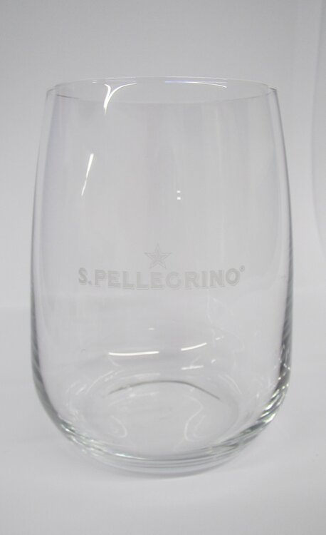 Gläserkorb S.Pellegrino-Glas 30 cl Miete Fr. -.65 / Glas inkl. Reinigung (24 Stück pro Korb)